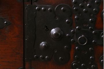 アンティーク家具　和製アンティーク　前面ヒノキ材　燻された漆の風合いが味わい深い重ね箪笥(衣装箪笥、チェスト、引き出し、リビングボード)