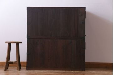 アンティーク家具　和製アンティーク　前面ヒノキ材　燻された漆の風合いが味わい深い重ね箪笥(衣装箪笥、チェスト、引き出し、リビングボード)