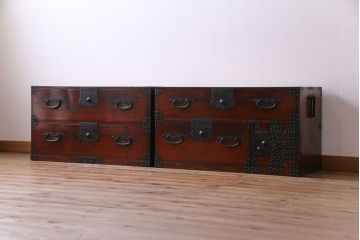 アンティーク家具　和製アンティーク　前面ヒノキ材　燻された漆の風合いが味わい深い重ね箪笥(衣装箪笥、チェスト、引き出し、リビングボード)