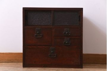 アンティーク家具　和製アンティーク　味わいのある古い金具が目を惹く戸棚付きの小引き出し(小物収納、引き出し)
