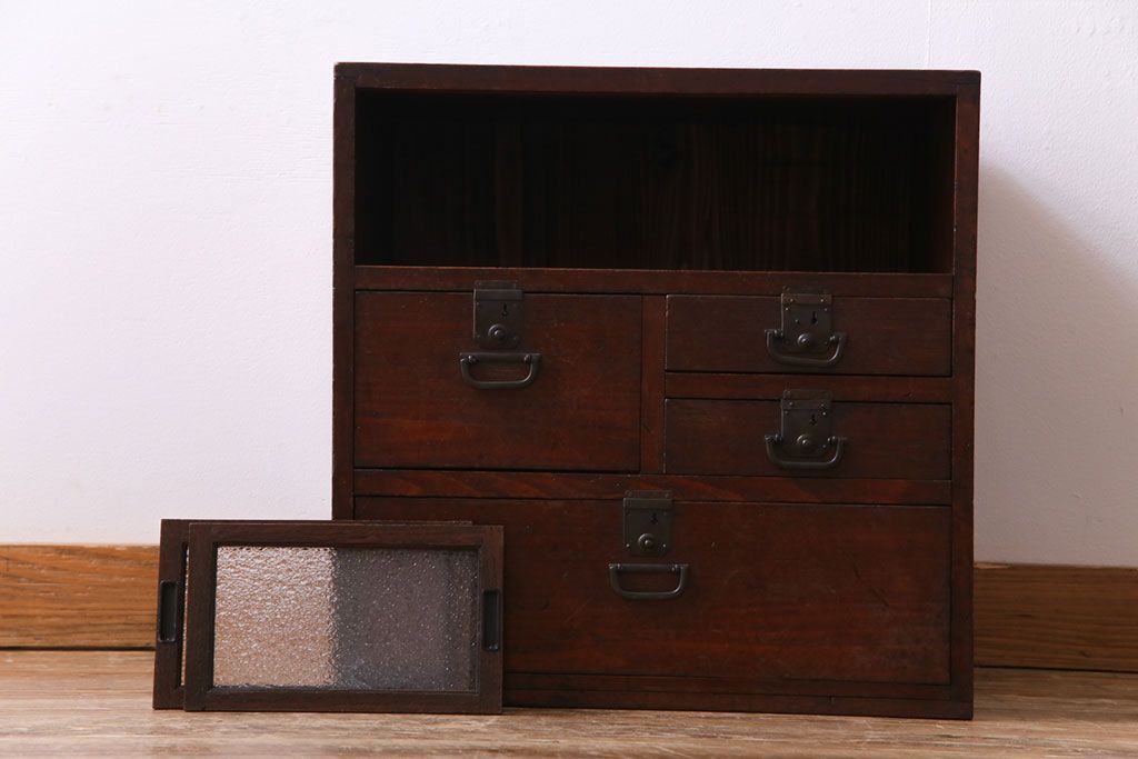 アンティーク家具　和製アンティーク　味わいのある古い金具が目を惹く戸棚付きの小引き出し(小物収納、引き出し)