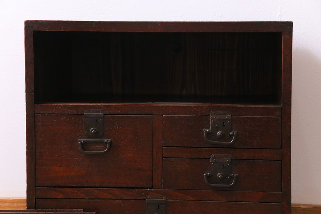 アンティーク家具　和製アンティーク　味わいのある古い金具が目を惹く戸棚付きの小引き出し(小物収納、引き出し)
