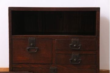 アンティーク家具　和製アンティーク　味わいのある古い金具が目を惹く戸棚付きの小引き出し(小物収納、引き出し)
