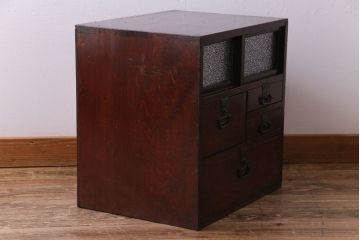 アンティーク家具　和製アンティーク　味わいのある古い金具が目を惹く戸棚付きの小引き出し(小物収納、引き出し)