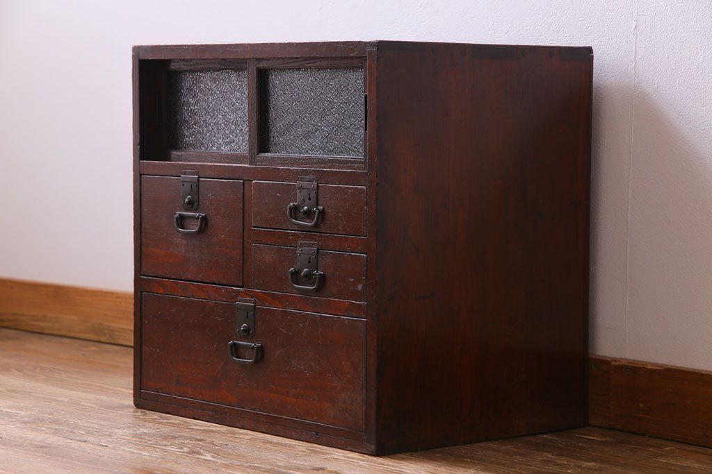 アンティーク家具　和製アンティーク　味わいのある古い金具が目を惹く戸棚付きの小引き出し(小物収納、引き出し)