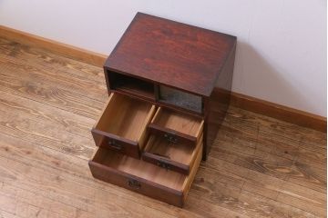 アンティーク家具　和製アンティーク　味わいのある古い金具が目を惹く戸棚付きの小引き出し(小物収納、引き出し)