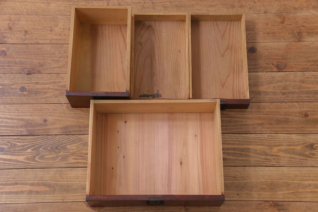 アンティーク家具　和製アンティーク　味わいのある古い金具が目を惹く戸棚付きの小引き出し(小物収納、引き出し)