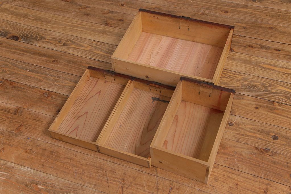 アンティーク家具　和製アンティーク　味わいのある古い金具が目を惹く戸棚付きの小引き出し(小物収納、引き出し)