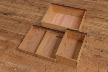 アンティーク家具　和製アンティーク　味わいのある古い金具が目を惹く戸棚付きの小引き出し(小物収納、引き出し)