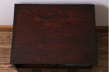 アンティーク家具　和製アンティーク　味わいのある古い金具が目を惹く戸棚付きの小引き出し(小物収納、引き出し)