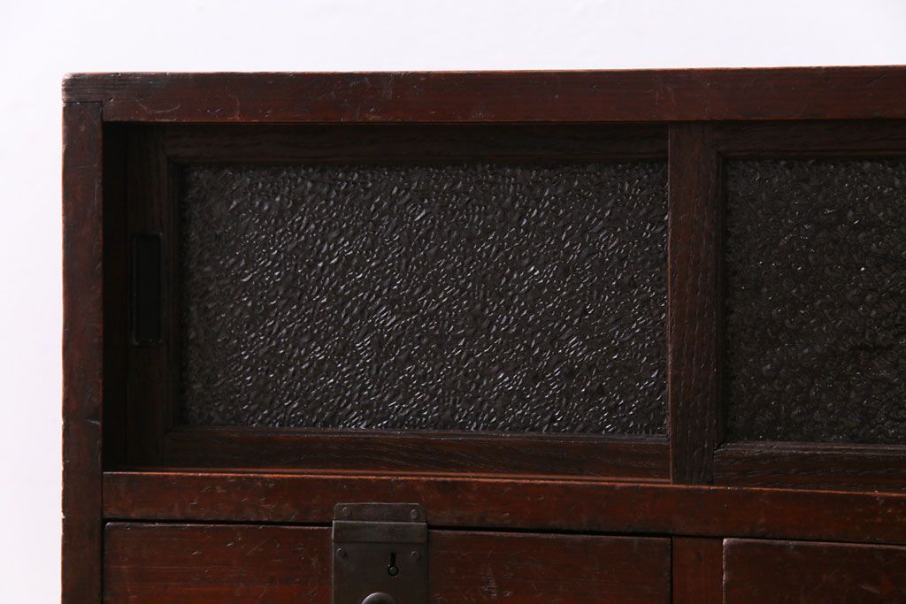 アンティーク家具　和製アンティーク　味わいのある古い金具が目を惹く戸棚付きの小引き出し(小物収納、引き出し)