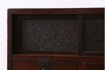 アンティーク家具　和製アンティーク　味わいのある古い金具が目を惹く戸棚付きの小引き出し(小物収納、引き出し)