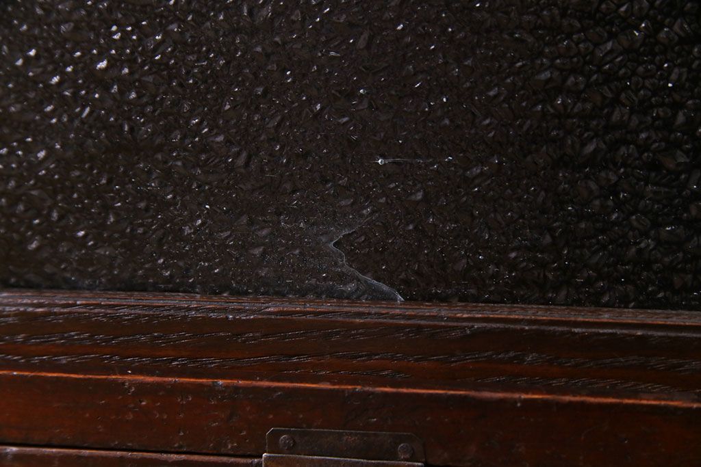 アンティーク家具　和製アンティーク　味わいのある古い金具が目を惹く戸棚付きの小引き出し(小物収納、引き出し)