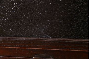 アンティーク家具　和製アンティーク　味わいのある古い金具が目を惹く戸棚付きの小引き出し(小物収納、引き出し)