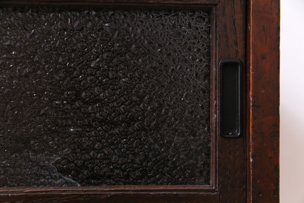 アンティーク家具　和製アンティーク　味わいのある古い金具が目を惹く戸棚付きの小引き出し(小物収納、引き出し)