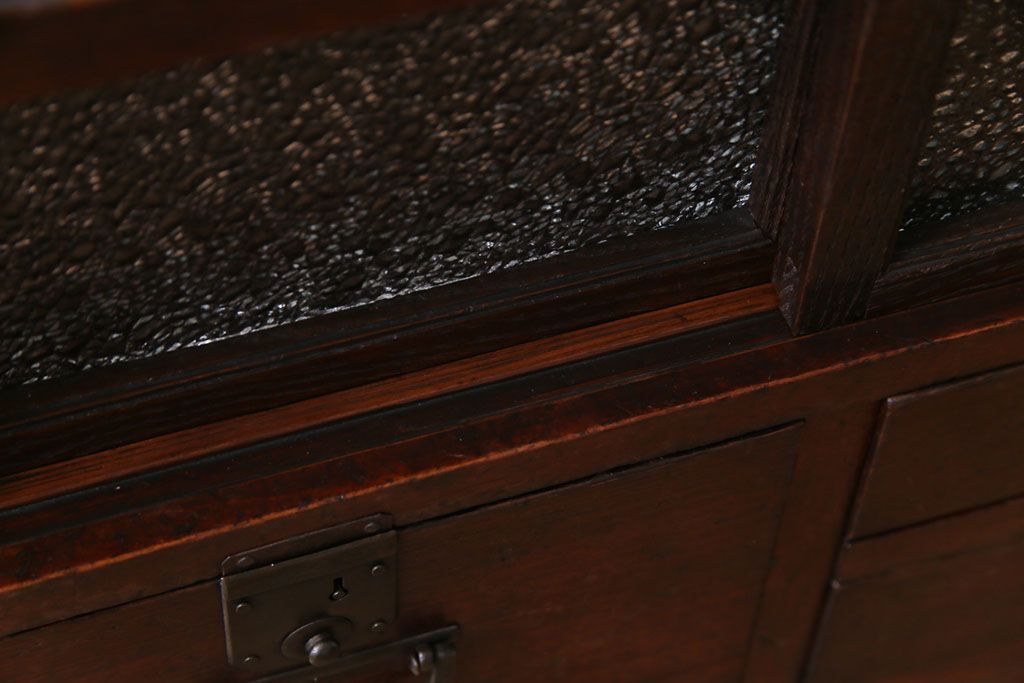 アンティーク家具　和製アンティーク　味わいのある古い金具が目を惹く戸棚付きの小引き出し(小物収納、引き出し)