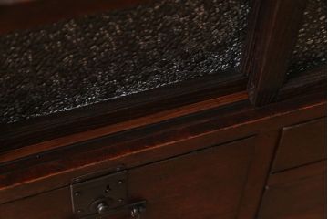 アンティーク家具　和製アンティーク　味わいのある古い金具が目を惹く戸棚付きの小引き出し(小物収納、引き出し)