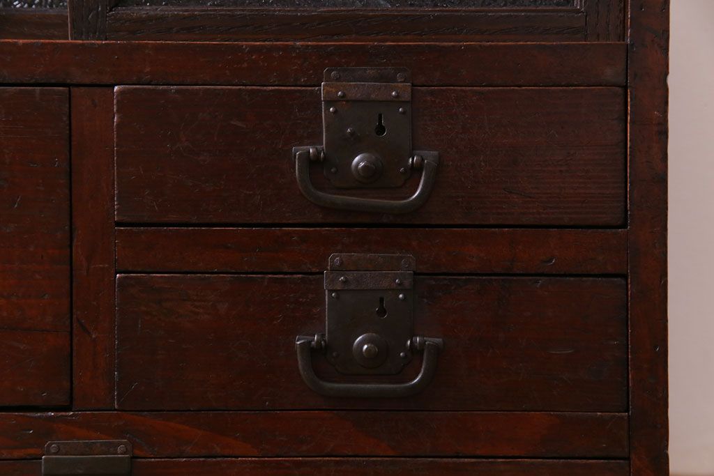 アンティーク家具　和製アンティーク　味わいのある古い金具が目を惹く戸棚付きの小引き出し(小物収納、引き出し)