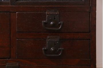 アンティーク家具　和製アンティーク　味わいのある古い金具が目を惹く戸棚付きの小引き出し(小物収納、引き出し)