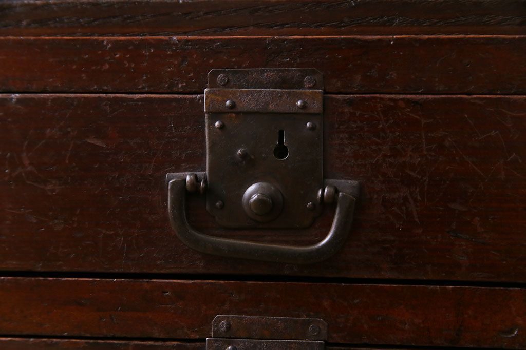 アンティーク家具　和製アンティーク　味わいのある古い金具が目を惹く戸棚付きの小引き出し(小物収納、引き出し)
