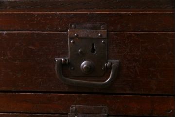 アンティーク家具　和製アンティーク　味わいのある古い金具が目を惹く戸棚付きの小引き出し(小物収納、引き出し)
