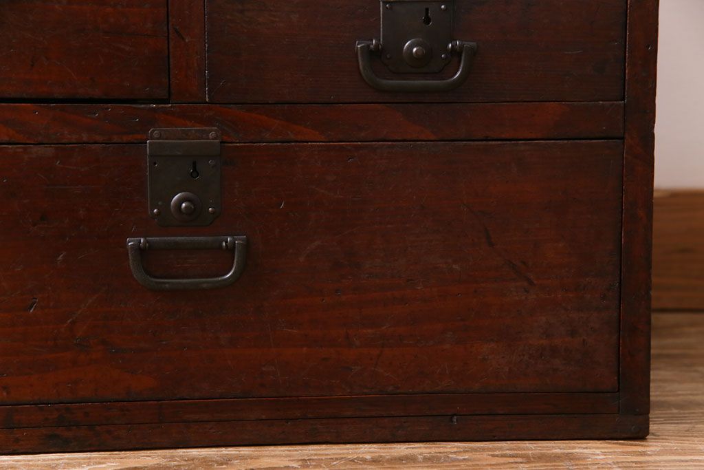 アンティーク家具　和製アンティーク　味わいのある古い金具が目を惹く戸棚付きの小引き出し(小物収納、引き出し)