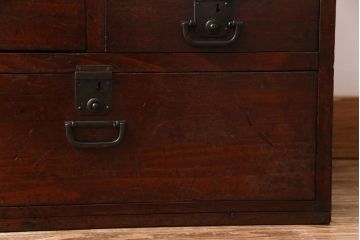 アンティーク家具　和製アンティーク　味わいのある古い金具が目を惹く戸棚付きの小引き出し(小物収納、引き出し)