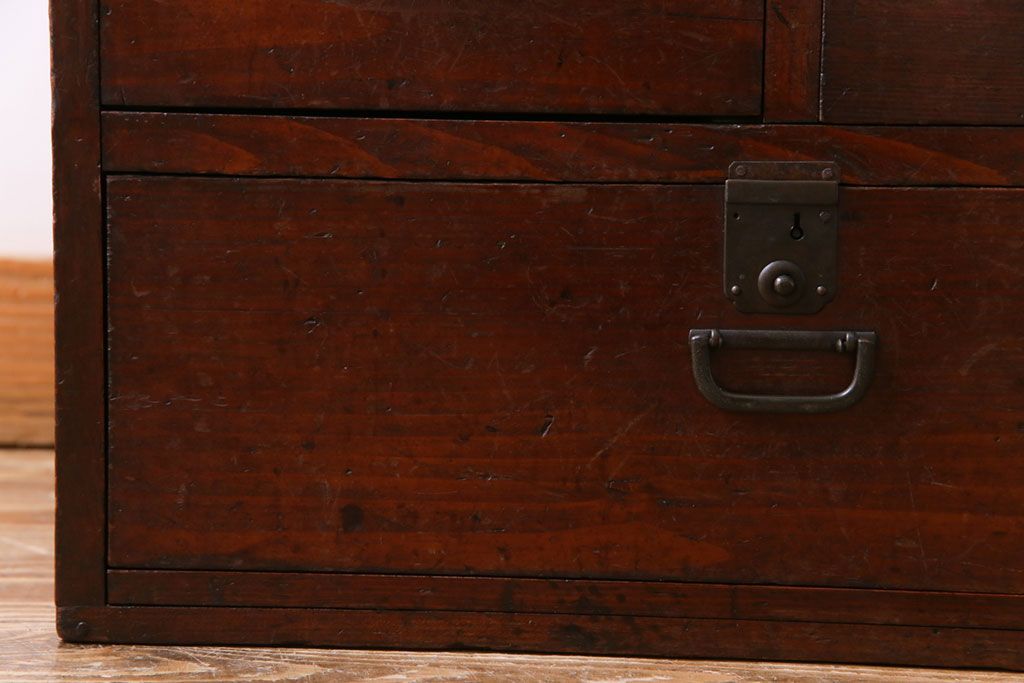 アンティーク家具　和製アンティーク　味わいのある古い金具が目を惹く戸棚付きの小引き出し(小物収納、引き出し)