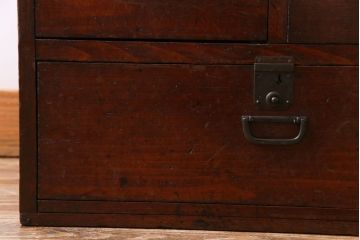 アンティーク家具　和製アンティーク　味わいのある古い金具が目を惹く戸棚付きの小引き出し(小物収納、引き出し)