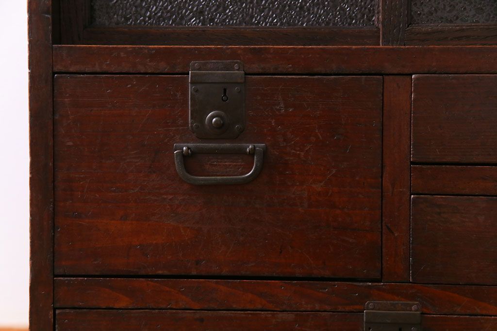 アンティーク家具　和製アンティーク　味わいのある古い金具が目を惹く戸棚付きの小引き出し(小物収納、引き出し)