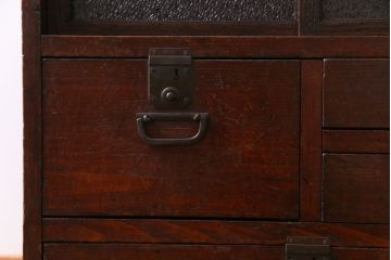 アンティーク家具　和製アンティーク　味わいのある古い金具が目を惹く戸棚付きの小引き出し(小物収納、引き出し)