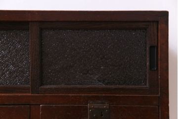 アンティーク家具　和製アンティーク　味わいのある古い金具が目を惹く戸棚付きの小引き出し(小物収納、引き出し)