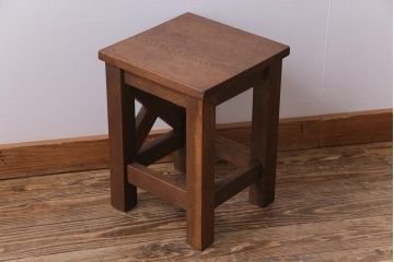 レトロ家具　昭和レトロ　ナラ材　飾り気の無い素朴さが魅力の学校スツール(角スツール、花台)(1)