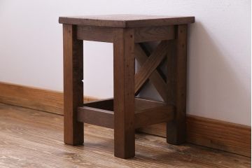 レトロ家具　昭和レトロ　ナラ材　飾り気の無い素朴さが魅力の学校スツール(角スツール、花台)(1)