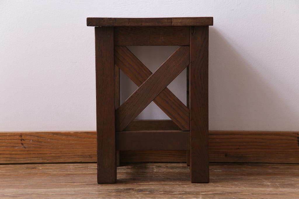 レトロ家具　昭和レトロ　ナラ材　飾り気の無い素朴さが魅力の学校スツール(角スツール、花台)(1)