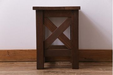 レトロ家具　昭和レトロ　ナラ材　飾り気の無い素朴さが魅力の学校スツール(角スツール、花台)(1)