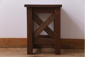 レトロ家具　昭和レトロ　ナラ材　飾り気の無い素朴さが魅力の学校スツール(角スツール、花台)(2)