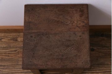 レトロ家具　昭和レトロ　懐かしさと温もり溢れるナラ材製の学校スツール(角スツール、花台)(1)
