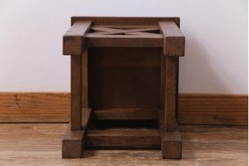 レトロ家具　昭和レトロ　懐かしさと温もり溢れるナラ材製の学校スツール(角スツール、花台)(1)