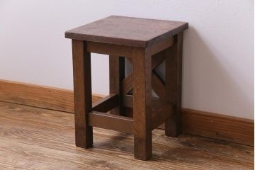 レトロ家具　昭和レトロ　懐かしさと温もり溢れるナラ材製の学校スツール(角スツール、花台)(1)