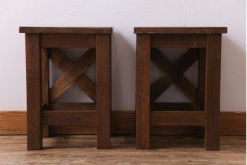 レトロ家具　昭和レトロ　懐かしさと温もり溢れるナラ材製の学校スツール2脚セット(角スツール、花台)(1)