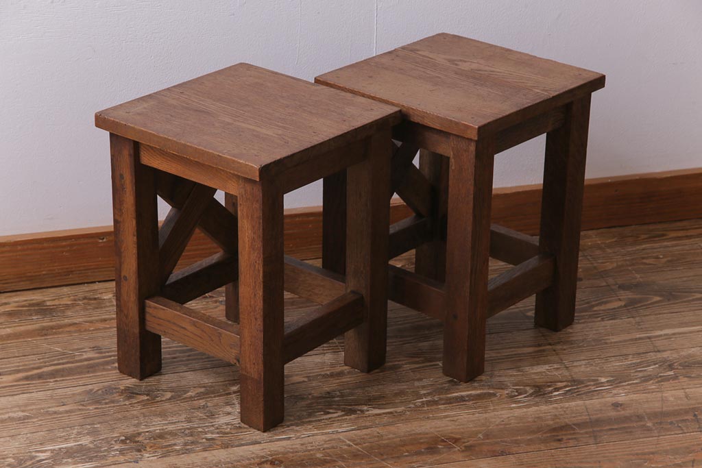 レトロ家具　昭和レトロ　懐かしさと温もり溢れるナラ材製の学校スツール2脚セット(角スツール、花台)(1)