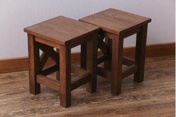 レトロ家具　昭和レトロ　懐かしさと温もり溢れるナラ材製の学校スツール2脚セット(角スツール、花台)(1)