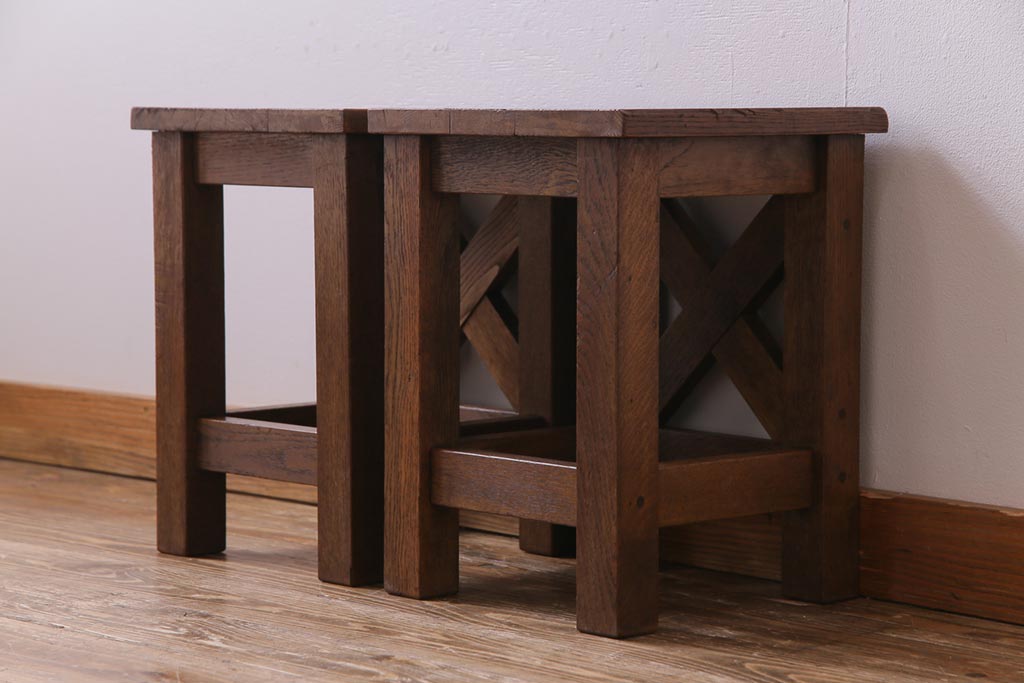 レトロ家具　昭和レトロ　懐かしさと温もり溢れるナラ材製の学校スツール2脚セット(角スツール、花台)(1)