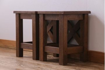レトロ家具　昭和レトロ　懐かしさと温もり溢れるナラ材製の学校スツール2脚セット(角スツール、花台)(1)