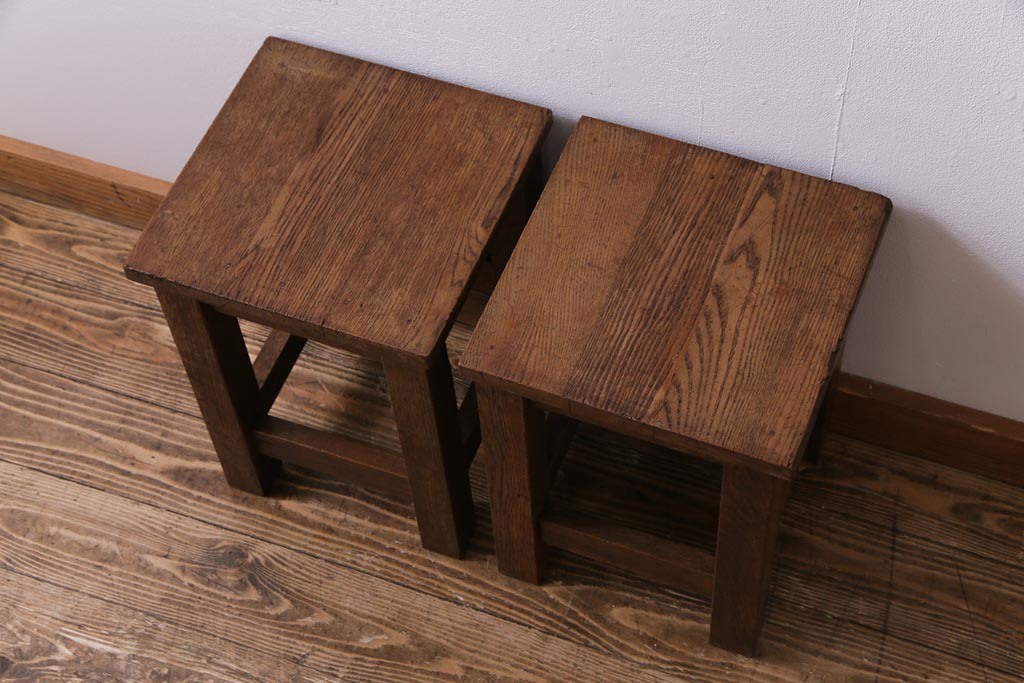 レトロ家具　昭和レトロ　懐かしさと温もり溢れるナラ材製の学校スツール2脚セット(角スツール、花台)(1)