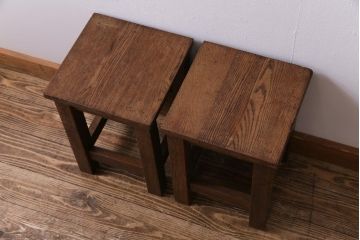 レトロ家具　昭和レトロ　懐かしさと温もり溢れるナラ材製の学校スツール2脚セット(角スツール、花台)(1)