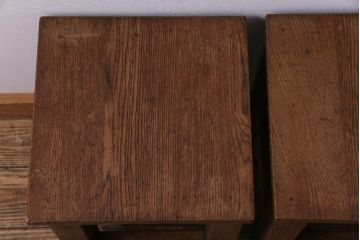 レトロ家具　昭和レトロ　懐かしさと温もり溢れるナラ材製の学校スツール2脚セット(角スツール、花台)(1)