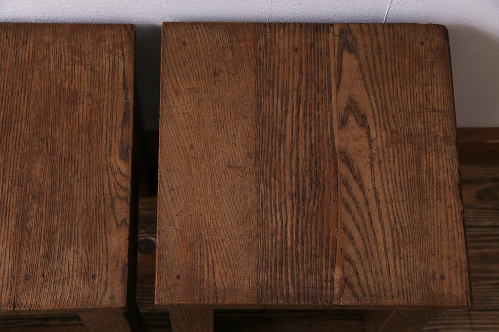 レトロ家具　昭和レトロ　懐かしさと温もり溢れるナラ材製の学校スツール2脚セット(角スツール、花台)(1)