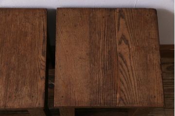 レトロ家具　昭和レトロ　懐かしさと温もり溢れるナラ材製の学校スツール2脚セット(角スツール、花台)(1)